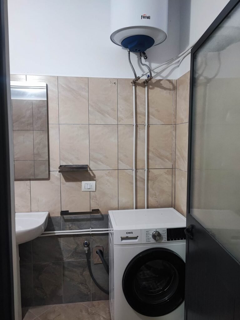 Il bagno dell' appartamento in zona Shkallnur