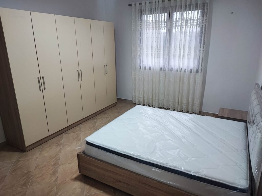 La camera matrimoniale dell' appartamento in zona Shkallnur