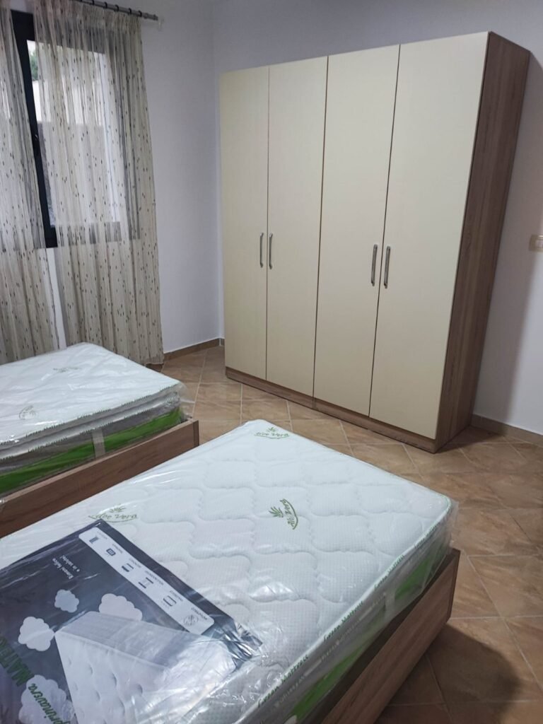 La camera matrimoniale dell' appartamento in zona Shkallnur